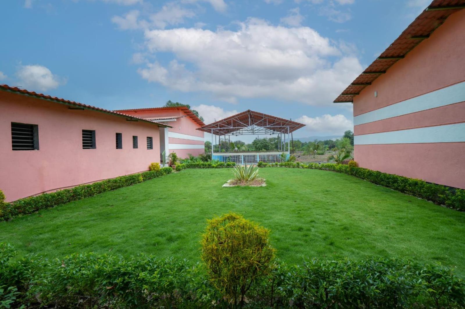 Hotel Mahalakshmi Agro Tourism à Poinad Extérieur photo